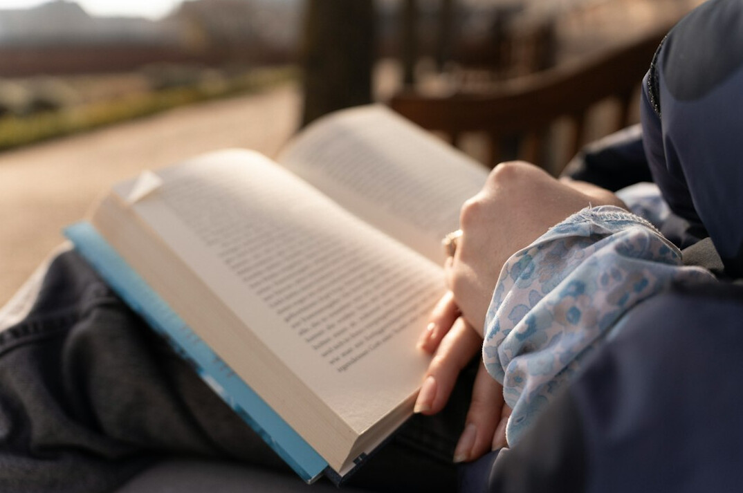 reading detective novel