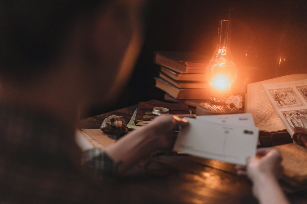 detective reading old letter